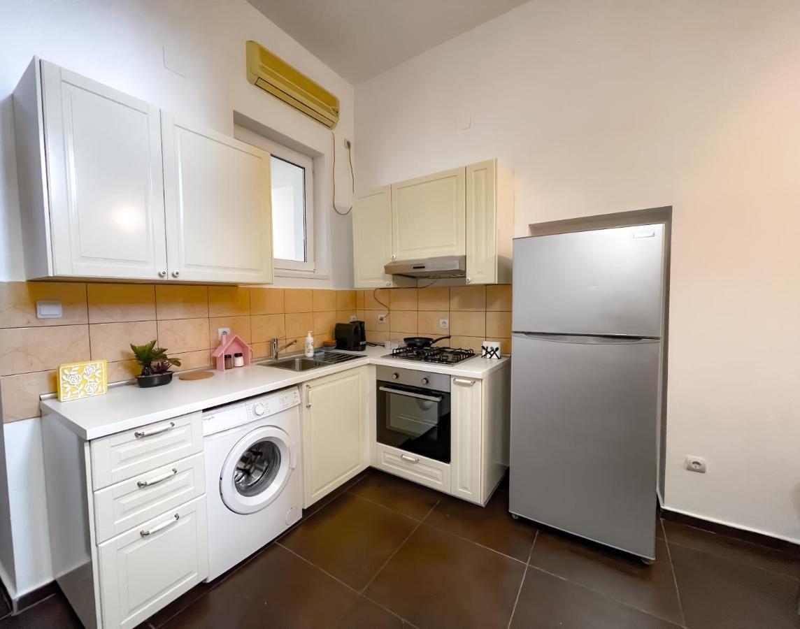 ブカレストCool Flat With Hot Tub In The Old Townアパートメント エクステリア 写真