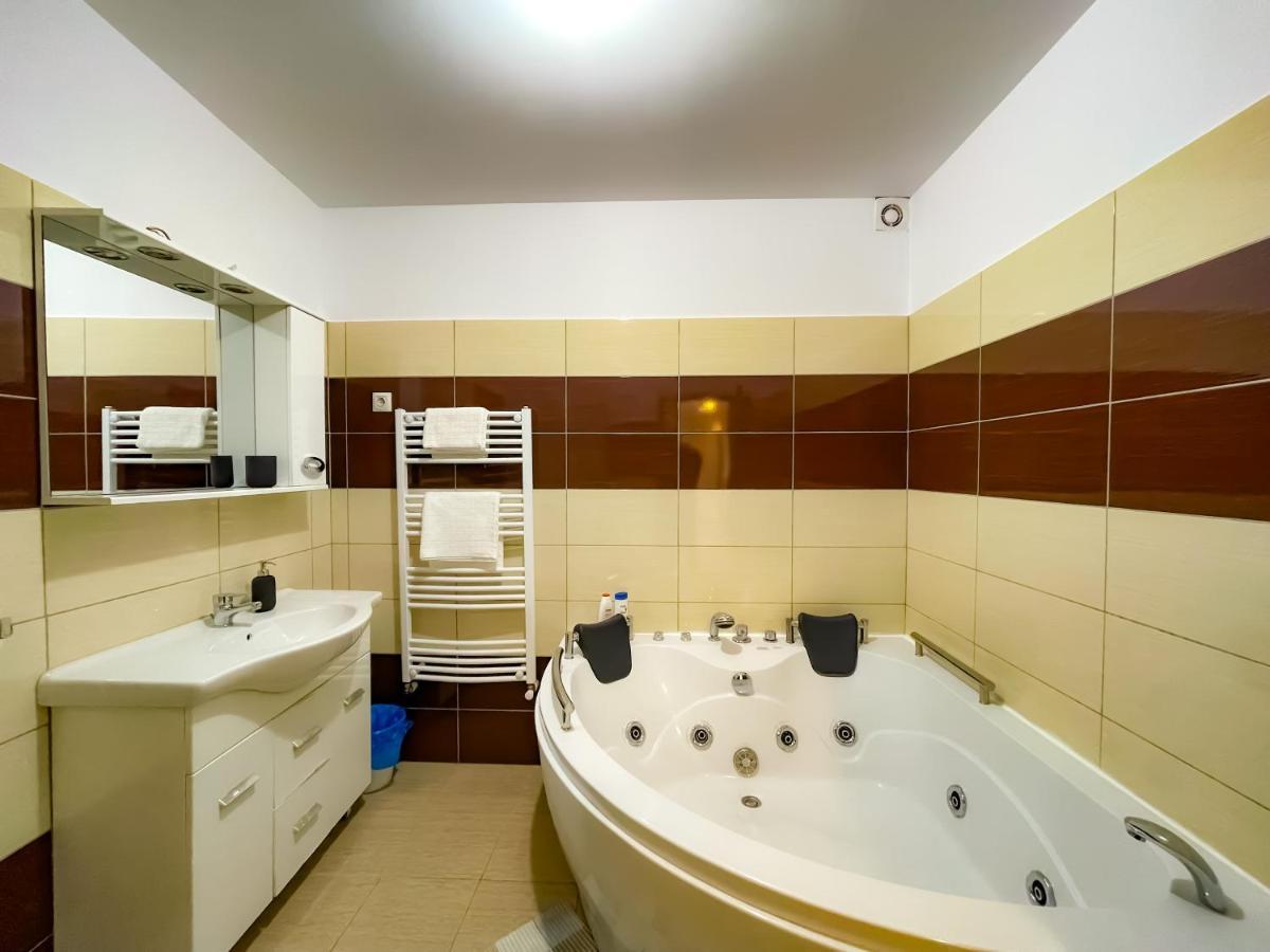 ブカレストCool Flat With Hot Tub In The Old Townアパートメント エクステリア 写真