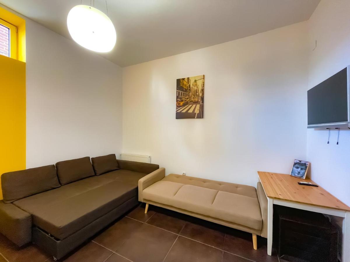 ブカレストCool Flat With Hot Tub In The Old Townアパートメント エクステリア 写真