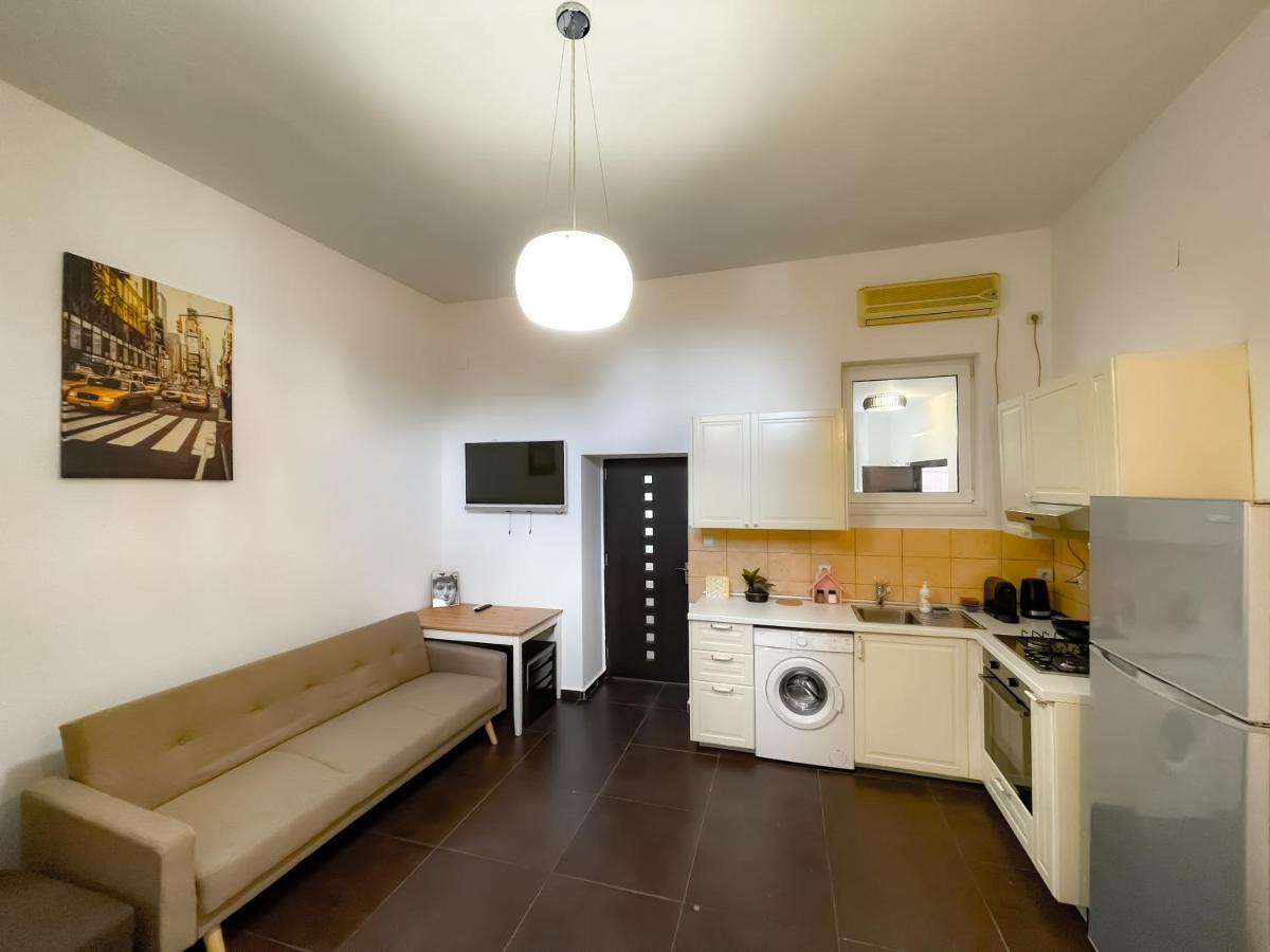 ブカレストCool Flat With Hot Tub In The Old Townアパートメント エクステリア 写真